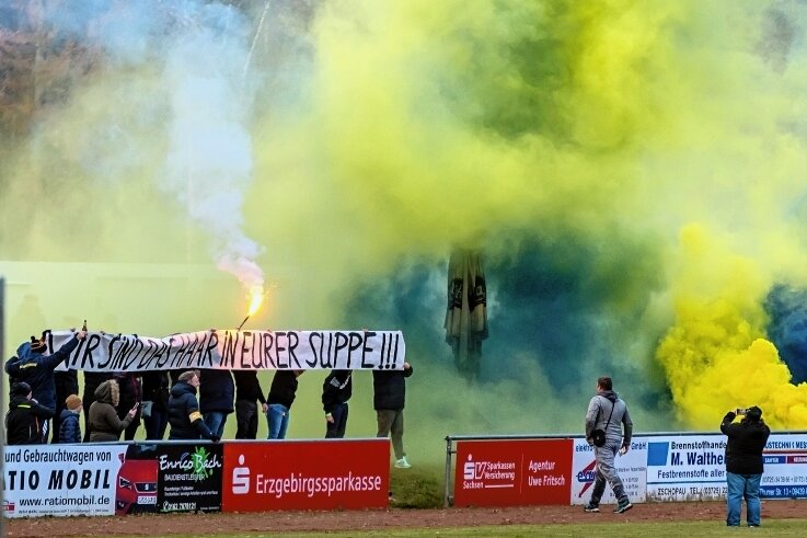 Bermsgrüner gehen in Zwönitz unter - Nicht nur auf dem Rasen ging es beim Derby zwischen Motor Zschopau und Krumhermersdorf heiß her. 