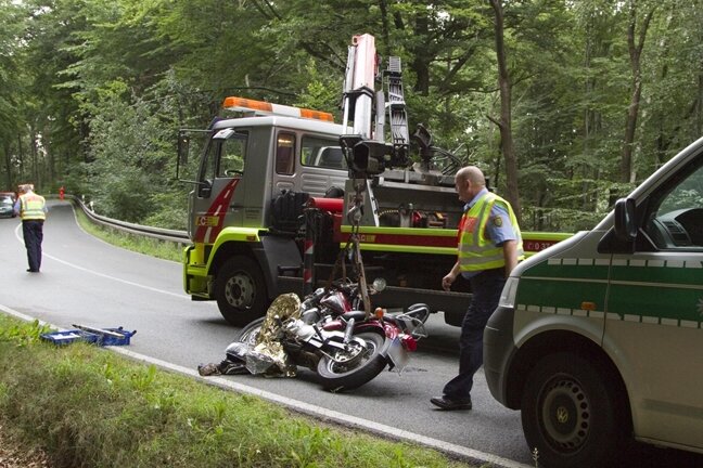 Bernsbach: Drei Menschen bei Motorradunfall auf S 222 verletzt - Die Yamaha geriet in einer Kurve auf die Gegenfahrbahn und prallte mit einem VW Golf zusammen.