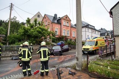 Bernsbach: Opel prallt gegen Mast - Mehrere Häuser ohne Strom - 
