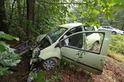 Bernsdorf: 59-Jähriger schwer verletzt - Am Samstagnachmittag ist ein 59-jähriger Renault-Fahrer bei einem Unfall auf der B 180 schwer verletzt worden.