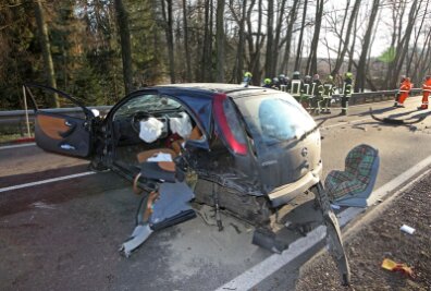 Bernsdorf: Drei Verletzte bei Kollision auf B 173 - 