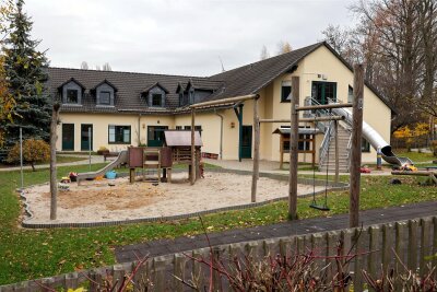 Bernsdorf: Elternbeiträge werden erhöht - Eltern müssen in Bernsdorf an Januar 2024 mehr für die Betreuung ihrer Kinder zahlen.