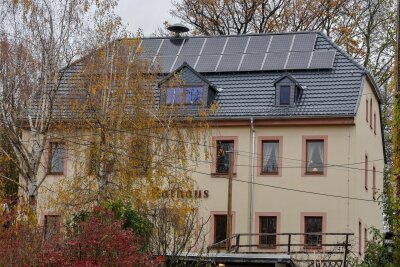 Bernsdorf: Grüne Energie vom Rathausdach - Auf dem neuen Blechdach der Gemeindeverwaltung Bernsdorf wurden Fotovoltaik-Module installiert.