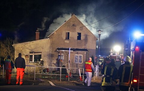 Im Bernsdorfer Ortsteil Hermsdorf hat am Donnerstag dieses Haus in Flammen gestanden.