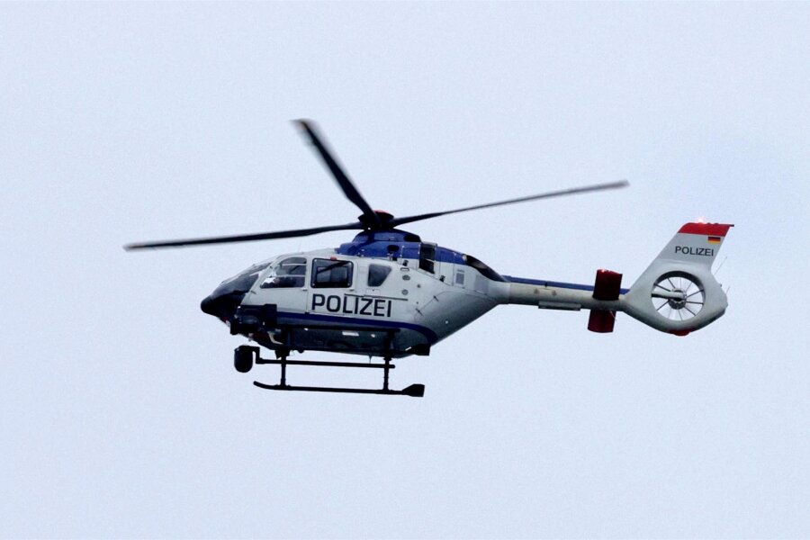 Bernsdorf/Lichtenstein/Hohndorf: Nächtlicher Hubschraubereinsatz sorgt für Aufsehen - Mit einem Polizeihubschrauber wie diesem wurde in der Nacht zum Dienstag nach einer Frau gesucht.