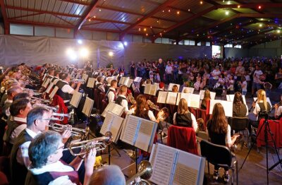 Bernsdorfer Orchester füllt zum 60. Jubiläum riesige Halle - 