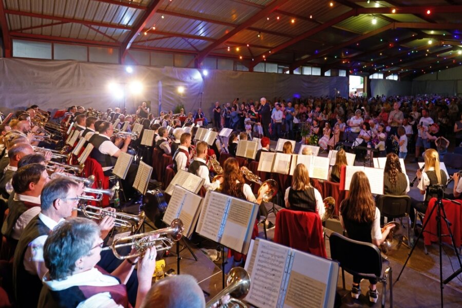 Bernsdorfer Orchester füllt zum 60. Jubiläum riesige Halle 