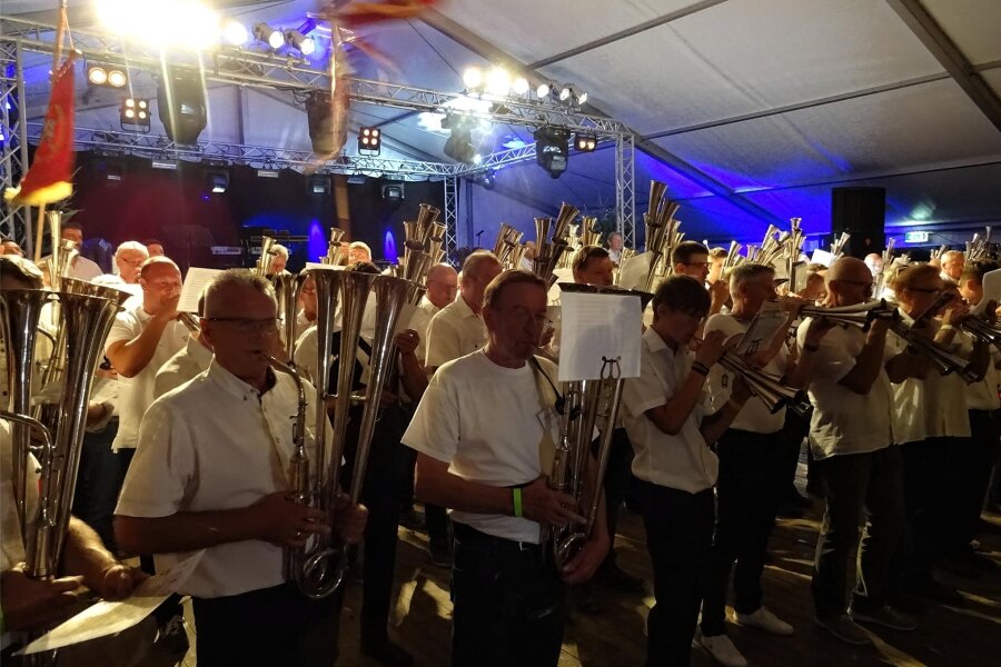 Bernsgrüner Schalmeienkapelle legt sich für Wette ins Zeug - Die Bühne platzte mit 107 Schalmeienmusikern beim gelungenen Rekordversuch aus allen Nähten.
