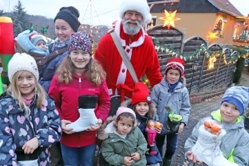 Der Weihnachtsmann überraschte die Kinder in Halsbach.