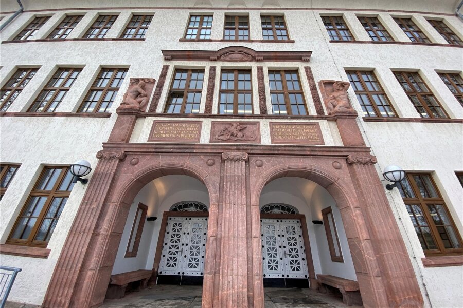 Bertolt-Brecht-Gymnasium in Schwarzenberg präsentiert sich bei Infoabend und Tag der offenen Tür - Imposanter Eingangsbereich von Haus 1 des Bertolt-Brecht-Gymnasiums Schwarzenberg. Das Gebäude wurde 1916 eingeweiht.