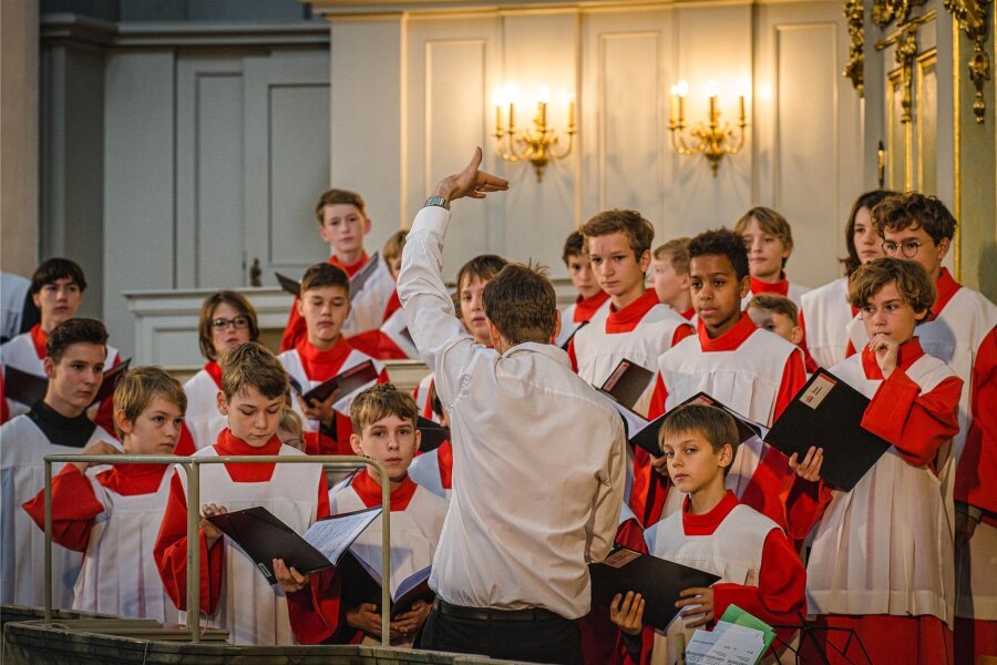Berühmter Knabenchor singt in Plauener Kirche - Unter der Leitung von Domkapellmeister Christian Bonath führen die 50 Jungen und jungen Männer immer wieder bei Konzerten große Werke auf.