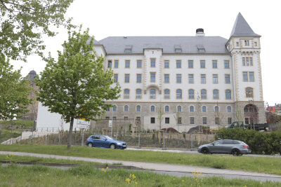Berufsakademie Plauen zieht um - Das ehemalige Plauener Amtsgerichtsgebäude ist am Freitagnachmittag an die Staatliche Studienakademie offiziell übergeben worden.