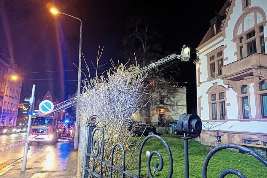 Berufsfeuerwehr rückt zu Balkonbrand in Zwickau aus - Die Drehleiter kommt zum Einsatz.