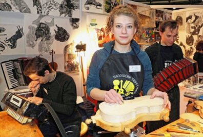 Berufsmesse: Geigenbauerin hat Tipps parat - Geigenbauerin Lydia Rohloff von der Berufsfachschule Klingenthal hatte mit Ausbildungskollegen eine mobile Werkstatt mitgebracht. 