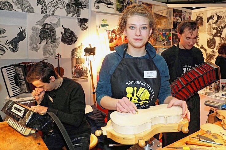 Berufsmesse: Geigenbauerin hat Tipps parat - Geigenbauerin Lydia Rohloff von der Berufsfachschule Klingenthal hatte mit Ausbildungskollegen eine mobile Werkstatt mitgebracht. 