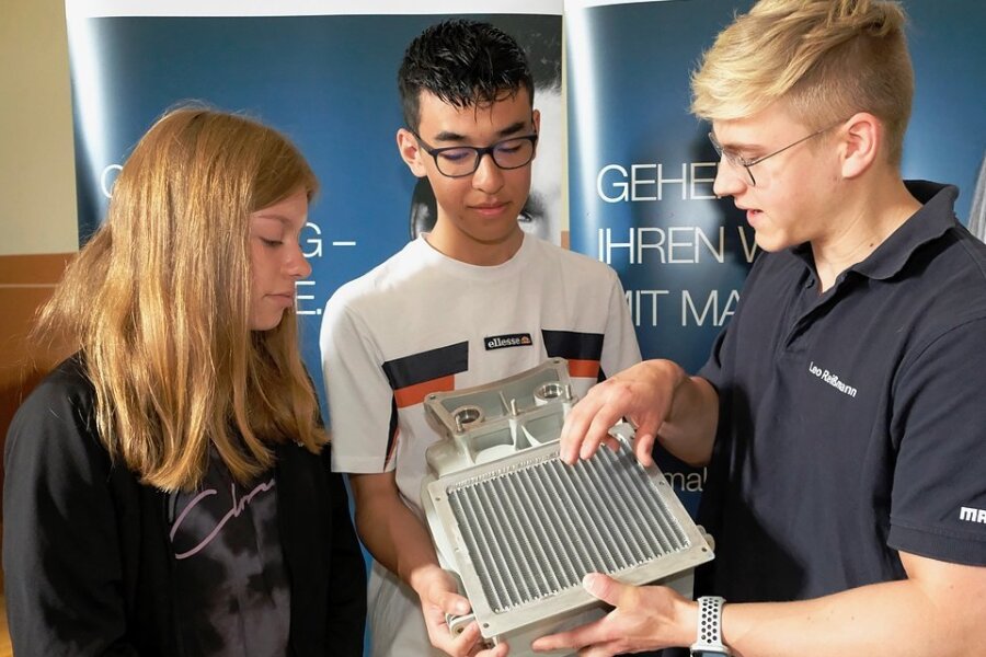 Berufsorientierung mal anders:  Ex-Schüler klärt in Reichenbacher Schule auf - Wie funktioniert Technik für die Innenraumkühlung in Zügen? Leo Reißmann, bei Mahle Heinsdorfergrund Lehrling im zweiten Lehrjahr und Ex-Weinhold-Schüler, klärt Ella Meusel und Arne Nguyen aus der 9 b auf.