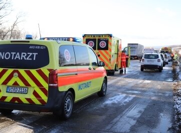 Berufsverkehr: Unfälle bei Glätte - Auf der A 72 mussten mehrere Personen medizinisch versorgt werden. 