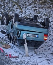Berufsverkehr: Unfälle bei Glätte - Dieser Audi war auf der Bundesstraße 39 zwischen Mosel und Meerane ins Schleudern geraten.