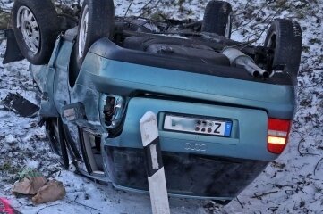 Dieser Audi war auf der Bundesstraße 39 zwischen Mosel und Meerane ins Schleudern geraten.