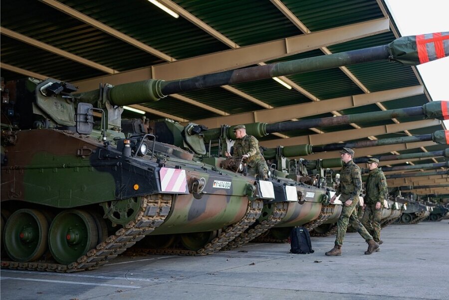 Panzerhaubitzen der Bundeswehr stehen in der Hindenburg-Kaserne im niedersächsischen Munster. Die Beschaffung von Militärtechnik ist eines der größten Probleme der Truppe. 