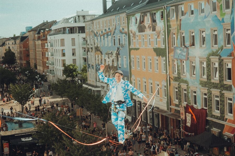 Beschlossen: Chemnitzer Festival Kosmos findet künftig regelmäßig statt - Eine der Attraktionen beim Chemnitzer Kosmos 2022: ein Seilkünstler über dem Brühl-Boulevard.
