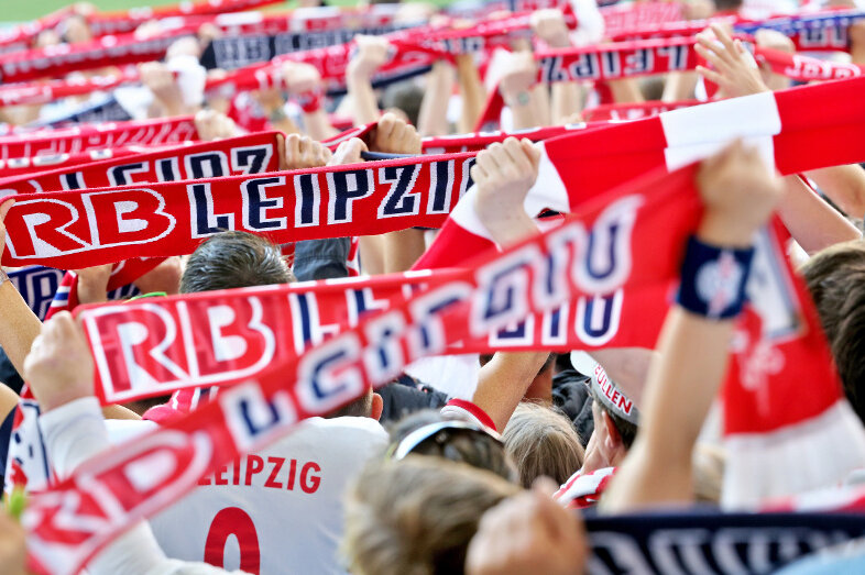Beschränkung auf 1000 Zuschauer: Verfassungsgericht verlangt "willkürfreie" Begründung - Zwei Dauerkartenbesitzer von RB Leipzig haben erfolglos gegen die bisherige Publikumsbeschränkung geklagt.