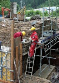 Beseitigung eines Nadelöhrs: Preßnitzbrücke wird saniert - Derzeit sind die Bauarbeiter an Brücke in Hirschleithe damit beschäftigt, das Mauerwerk herzustellen.