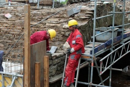 Beseitigung eines Nadelöhrs: Preßnitzbrücke wird saniert - Derzeit sind die Bauarbeiter an Brücke in Hirschleithe damit beschäftigt, das Mauerwerk herzustellen.