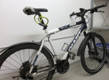 Besitzer von gestohlenem Mountainbike gesucht - Der Besitzer dieses weiß-dunkelblauen Mountainbikes vom Typ "Giant XTC 26" wird gesucht.