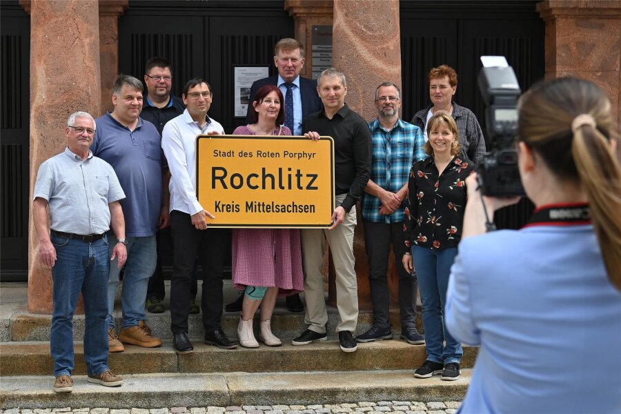 Besondere Ehre für Rochlitz: Stadt trägt nun Titel - Dr. Frank Pfeil (Mitte mit Krawatte) übergab die Urkunde an OB Frank Dehne, Stadträte und Rathausmitarbeiter.