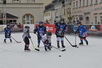 Besondere Eislaufbahn in Schneeberg öffnet - Kufenspaß in Olbernhau endet - Zur Eröffnung der Eisarena hat sich der Eishockey-Nachwuchs der Schönheide Wölfe präsentiert.