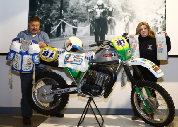 Fördervereinsmitglied Dajana Kunze ist überwältigt. Achim Ambrosius überlässt dem Museum unter anderem die Motorradkleidung von Endurofahrer Andreas Cyffka. 