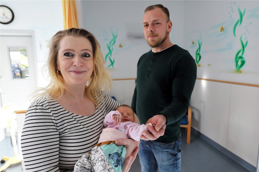 Besondere Geschenke für Frühchen im Kreiskrankenhaus Freiberg: ein Höschen für Baby Amelie - Nach kleineren Komplikationen geht es Amelie wieder gut. Kristin und Markus Oelmann sind darüber sehr froh.