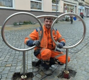 Besondere Radständer in Innenstadt aufgestellt - In Stollbergs Innenstadt sind Fahrradständer angebracht worden - im Bild Marcel Strauch von der KGS. 