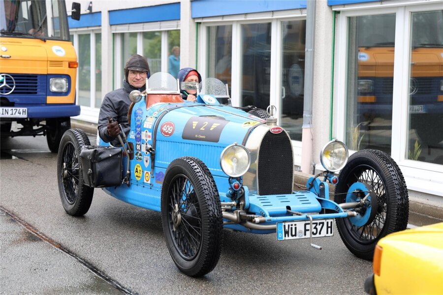 Besondere Rallye durchs Erzgebirge: Wenn 40 Zentimeter zur Herausforderung werden - Bei Wind und Wetter ohne Dach: Thomas Feierabend in seinem Bugatti Typ 37 aus dem Jahr 1927.