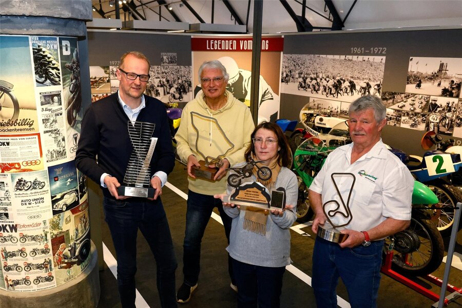 Besondere Sachsenring-Trophäen wurden an Hohenstein-Ernstthaler Museum übergeben - Dirk Maltitz, Erich Homilius, Marina Palm und Peter Hartwig (v.l.) mit den Motorsport-Trophäen.