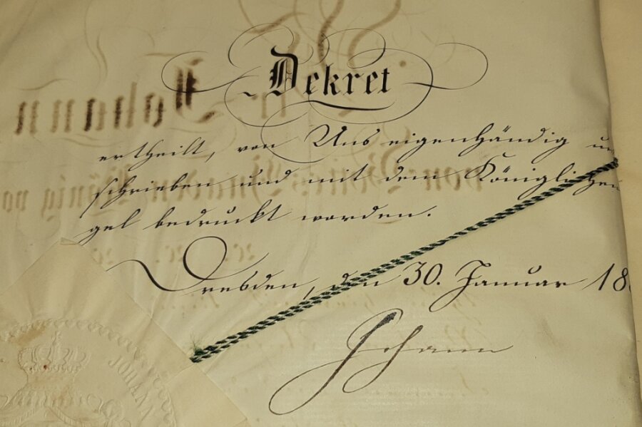 Besondere Urkunde für Sparkassenarchiv - Auf der Rückseite der 1857 ausgestellten Gründungsurkunde für die Stadtsparkasse Annaberg hat Sachsens König Johann eigenhändig unterschrieben. Links unten ist ein Teil des geprägten Königssiegels zu sehen. 