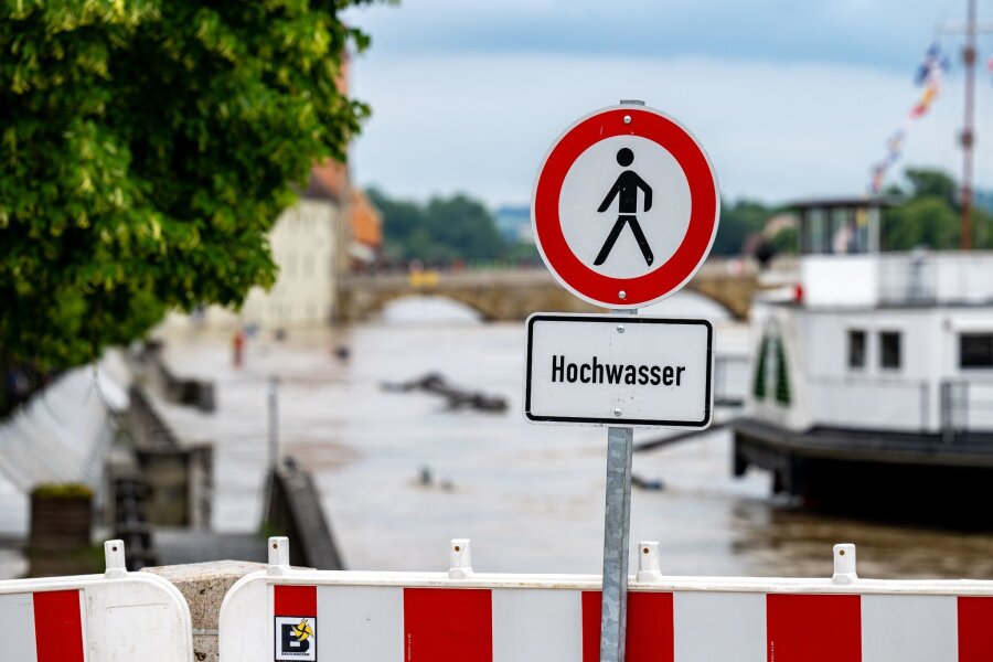 Besondere Wetterlage sorgt für das katastrophale Hochwasser - Seit Tagen kämpfen Helfer in Bayern und Baden-Württemberg gegen die Flut und ihre Folgen.