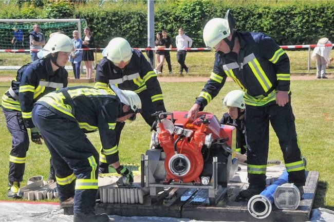 Besonderer Großeinsatz in Frauenstein: Feuerwehr feiert Geburtstag - Die Feuerwehr Frauenstein wird 150 Jahre alt. Neu aufgelegt ist der Feuerwehr-Wettkampfsport. Im Bild die Premiere der Truppe am zurückliegenden Wochenende, 3. Juni zum Kreisleistungsvergleich in Mittweida. 