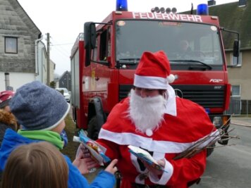 Besonderer "Löscheinsatz" erfreut Kinder - So wie hier in Herold war am Samstag auch in Thum und Jahnsbach die Feuerwehr unterwegs, um Kinder am Straßenrand zu bescheren. Insgesamt hatten die Weihnachtsmänner rund 500 Geschenke dabei. 