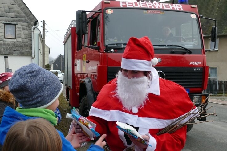 Besonderer "Löscheinsatz" erfreut Kinder - So wie hier in Herold war am Samstag auch in Thum und Jahnsbach die Feuerwehr unterwegs, um Kinder am Straßenrand zu bescheren. Insgesamt hatten die Weihnachtsmänner rund 500 Geschenke dabei. 