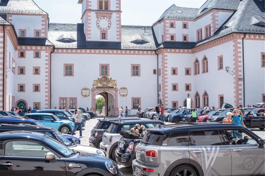 Besonderes Autotreffen im Klein-Erzgebirge in Oederan: ein Miniaturpark voller Minis - Auch auf Schloss Augustusburg haben sich die Mini-Freunde schon getroffen. Dieses Jahr geht es nach Oederan.