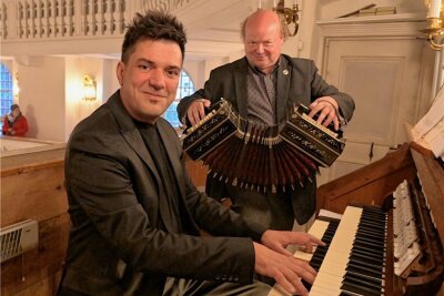 Besonderes Klangerlebnis: Bandonion trifft Orgel in Carlsfeld - Das Duett für Bandoneon & Orgel mit Jürgen Karthe (h.) und Fabian Klentzke ist eine Besonderheit, die jetzt in Carlsfeld geboten wurde.