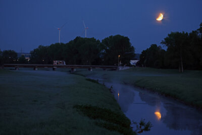 Besonderes Naturschauspiel am Himmel: Mondfinsternis über Südwestsachsen - In den Morgenstunden war in der Region eine partielle Mondfinsternis zu erleben