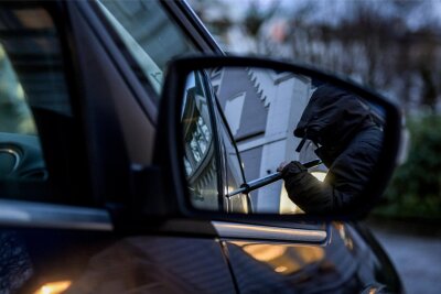 Besonders dreist: Einbrecher knacken Autos am Friedhof in Freiberg - Vorsicht Diebe: Ein Mann versucht eine Autotür mit einer Metallstange aufzubrechen (Symboldbild.