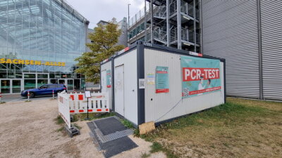 Unbekannte sind am späten Dienstagabend in einen Corona-Testcontainer im Chemnitzer Stadtteil Hilbersdorf eingebrochen.