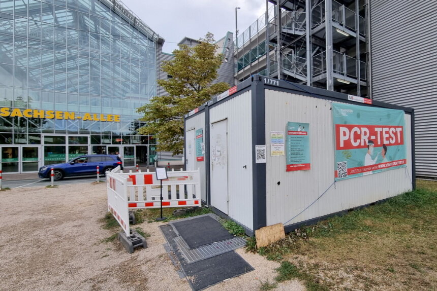 Unbekannte sind am späten Dienstagabend in einen Corona-Testcontainer im Chemnitzer Stadtteil Hilbersdorf eingebrochen.