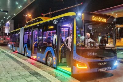 Besonders umweltfreundlich: Erste neue Busse in Chemnitz unterwegs - Einer der ersten Biomethan-Hybrid-Busse vom Typ MAN Lion's City G EfficientHybrid wartet an der Zentralhaltestelle in der Chemnitzer Innenstadt auf seine Weiterfahrt.  Die neuen Fahrzeuge sind anhand ihrer markanten Gastanks auf dem Dach leicht zu erkennen.
