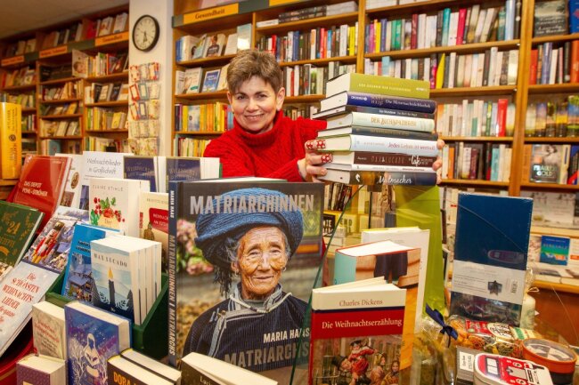 Vor 17 Jahren hat Kathrin Jakob in der vogtländischen Kleinstadt Oelsnitz ihren Buchladen eröffnet und schafft es seitdem, trotz Amazon und großer Handelsketten zu existieren. 