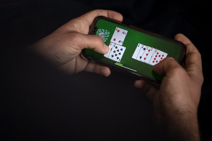 Besser Hilfe suchen: Hohe Suchtgefahr bei Online-Glücksspiel - Das nächste Spiel ist auf dem Smartphone nur wenige Fingertipper entfernt und kann Abhängige schnell in Versuchung führen.
